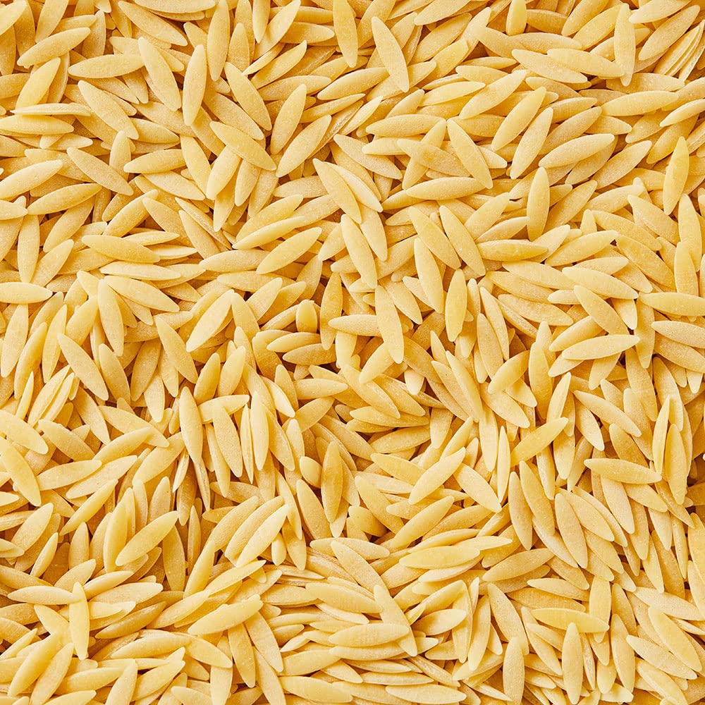 Close-up of uncooked orzo pasta
